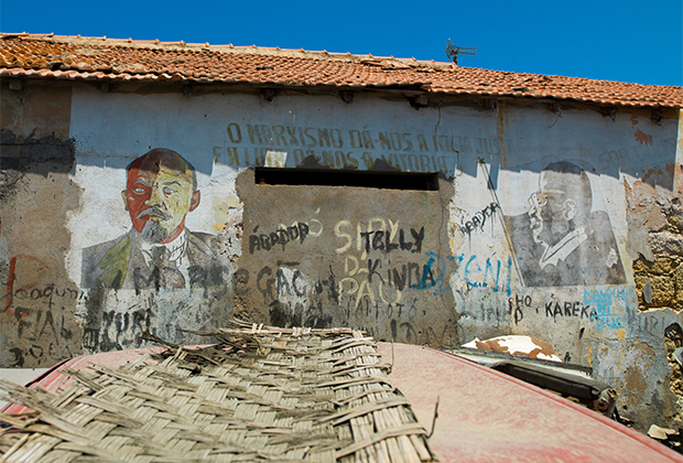 Старая коммунистическая пропаганда на стене в Намибе, Ангола