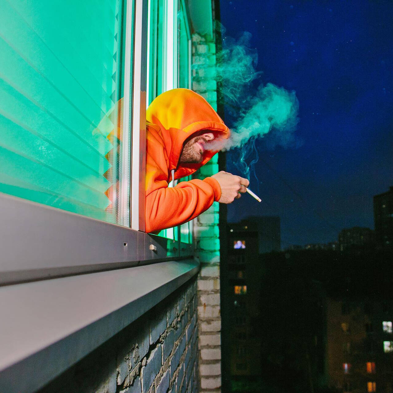 Вышла покурить на балкон. Курит на балконе. Сигарета на балконе. Курящий на балконе. Курение на балконе.