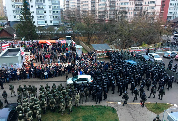 Силовики со щитами окружают людей на «площади перемен» в Минске 