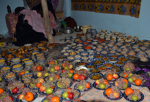 Угощение на деревенской свадьбе в Узбекистане 