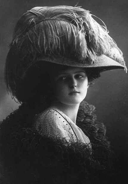 Широкополая женская шляпа со страусиными перьями, 1909 год