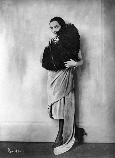 Киноактриса Ферн Андра с веером из страусиных перьев, 1910 год