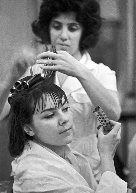 Актриса Лариса Голубкина в парикмахерской, 1965 год