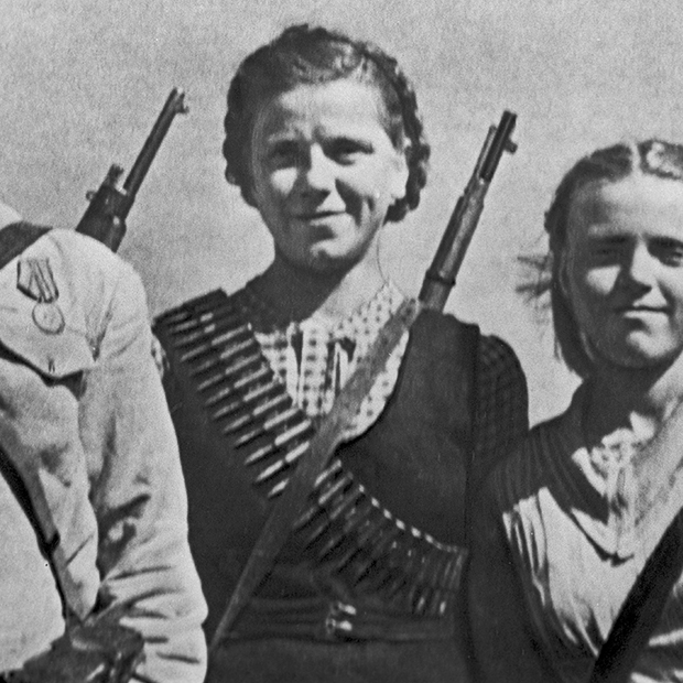 Прически из кос у девушек из партизанской семьи Рыдлевских. Белоруссия, 1944 год