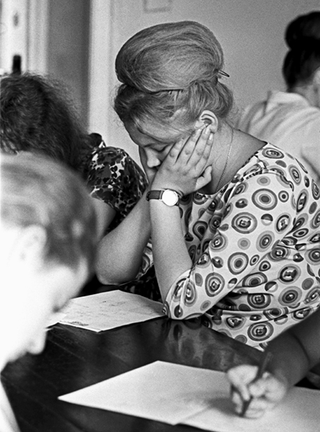 Абитуриентка с прической «улей» на вступительных экзаменах в МГУ, 1966 год
