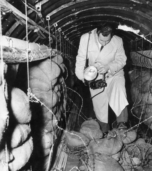 Корреспондент издания «Звезда» находится перед заграждениями, воздвигнутыми американцами в тоннеле