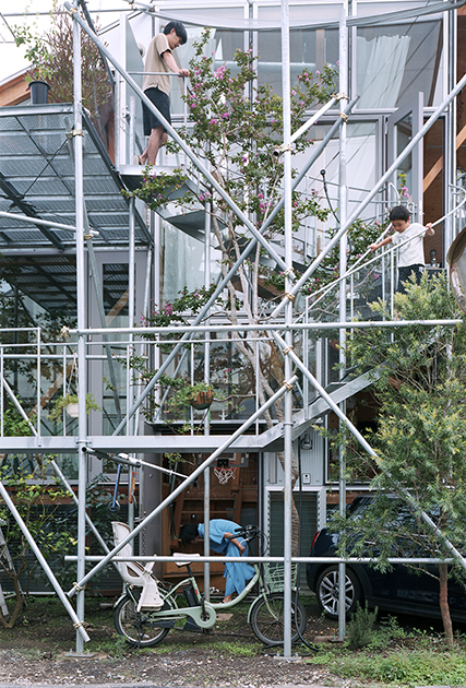 Японский архитектор Судзуко Ямада создала Daita2019 — дом в Токио, соединенный с садом с помощью строительных лесов. Особенностью конструкции является адаптивность — владельцы такого жилища могут сделать себе и стойки для велосипедов, и дополнительную веранду.Благодаря гибкости дома его хозяева во время пандемии переделали видеостудию в подвале в общий семейный офис на удаленке. Идею дома из лесов Ямада подсмотрела во время путешествия по Руанде — она заметила, что гориллы в природе похожим образом обустраивают свое жилище в деревьях. 
