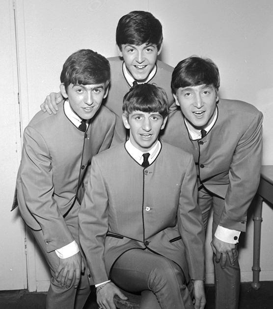 Еще одним новшеством, придуманным Пьером Карденом, стали пиджаки без воротника. Именно такие носили знаменитые The Beatles в 1963 году.

