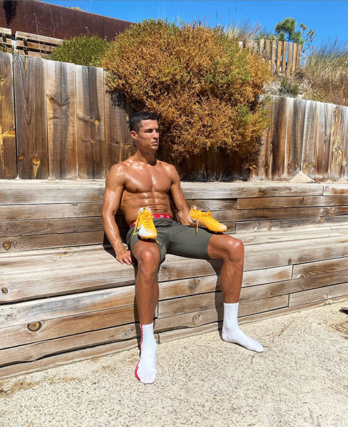 Криштиану Роналду в шортах Nike Football (Soccer) позирует для фото в своем Instagram