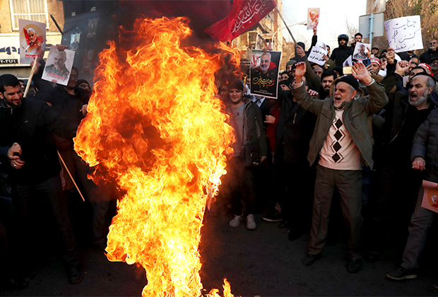 Протестующие у британского посольства в Тегеране после убийства Касема Сулеймани