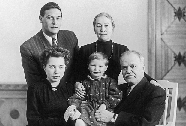 Вячеслав Молотов и Полина Жемчужина в кругу семьи, 1953 год