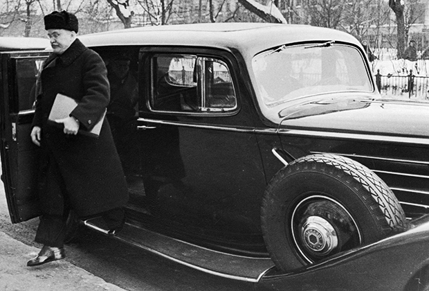 Вячеслав Молотов по дороге на заседание московского Совета министров, 1947 год. Машина — американский бронированный паккард