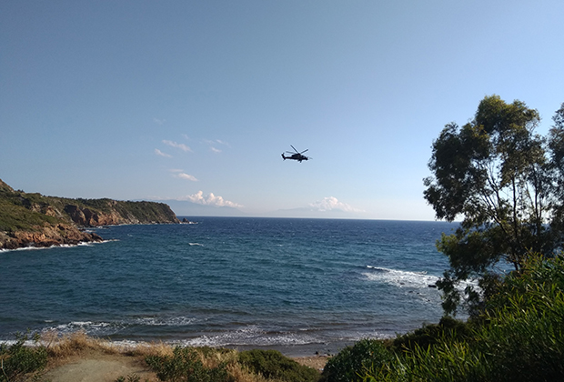 Военный вертолет патрулирует морскую границу Турции с Грецией