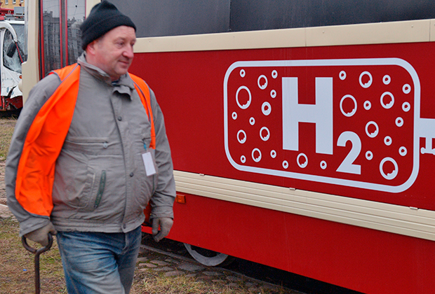 Российский трамвай ЛМ-68М с водородными топливными элементами