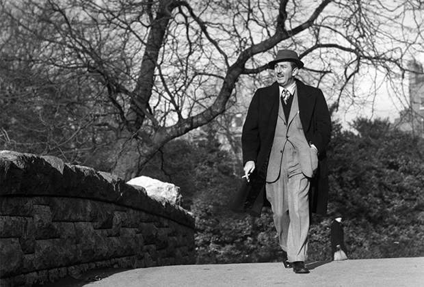 Уолт Дисней на прогулке в парке Святого Стефана в Дублине, 1946 год