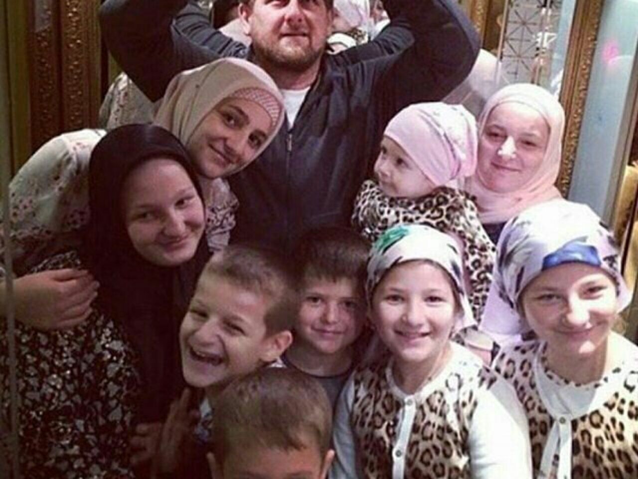 фото кадырова с семьей и детьми