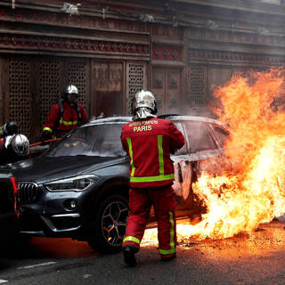 Во Франции по традиции сожгли сотни машин в Новый год: Происшествия: Мир:  Lenta.ru