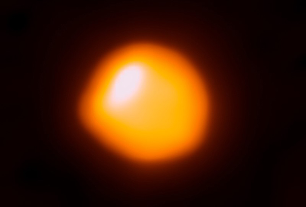 Детальное изображение нижней хромосферы Бетельгейзе, полученное наблюдением в субмиллиметровом диапазоне 9 ноября 2015 года на радиотелескопе ALMA