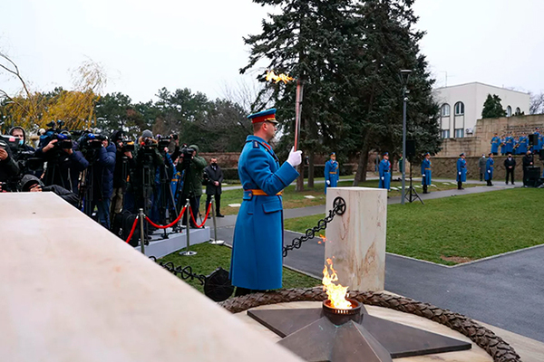 Церемония зажжения Вечного огня на кладбище Освободителей