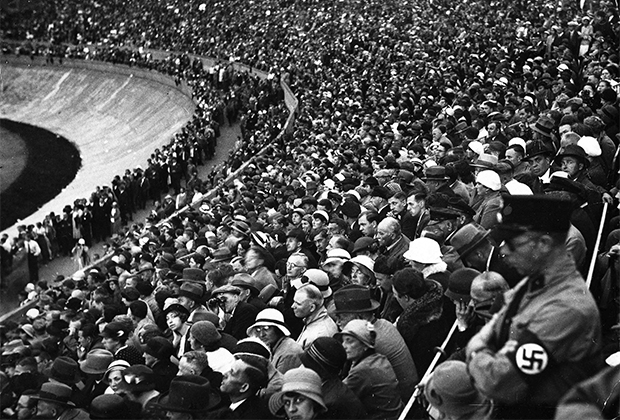 Публичное выступление на стадионе в нацистской Германии