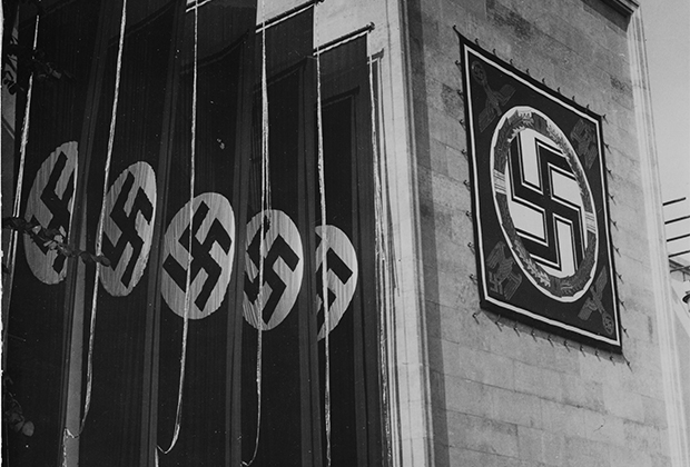 Нацистские флаги на здании в Германии
