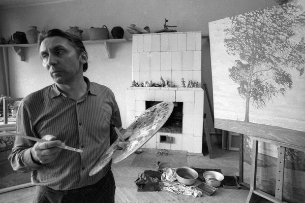 Валентин Сидоров в своей мастерской в 1978 году