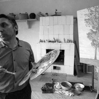 Валентин Сидоров в своей мастерской в 1978 году