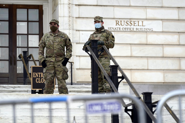 Военные охраняют одно из зданий на Капитолийском холме в Вашингтоне