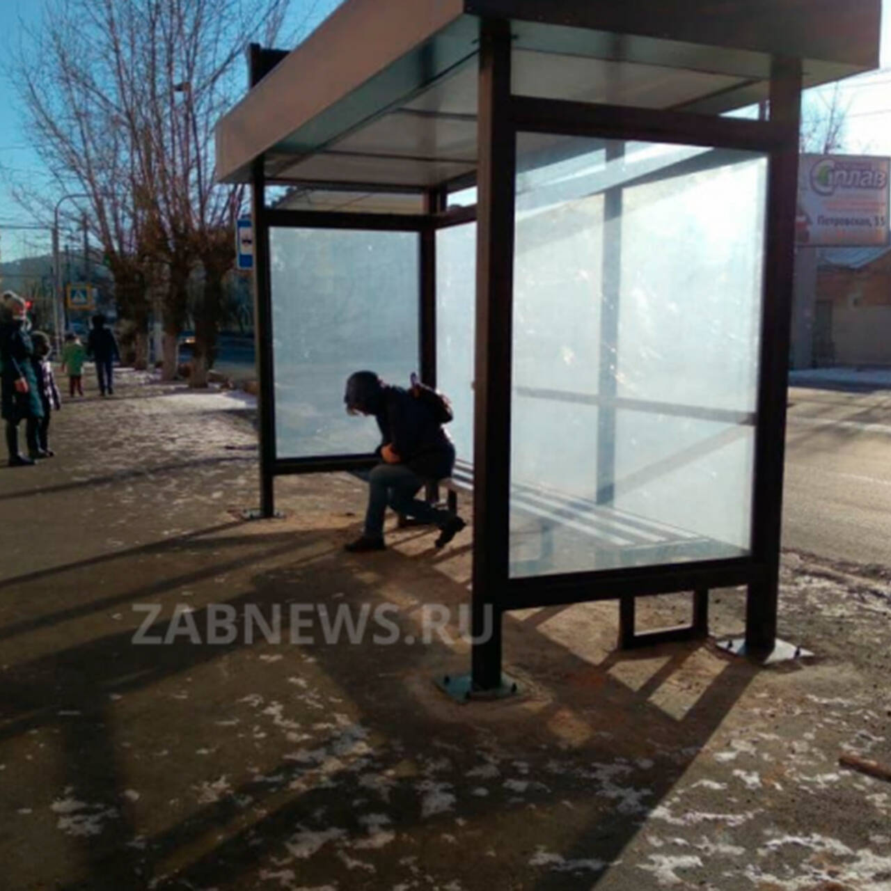 Повернутая задом наперед остановка возмутила жителей российского города:  Город: Среда обитания: Lenta.ru