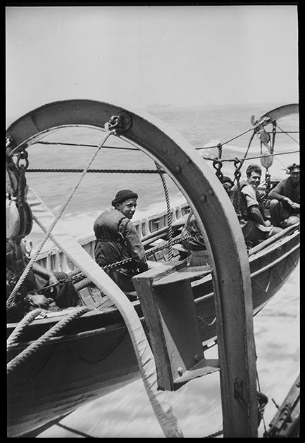 Моряки в спасательной шлюпке. Тихий океан, 1945 год.