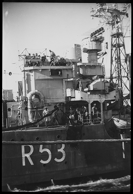 Эсминец HMS Undaunted / «Неустрашимый» (R53) в Тихом океане. 1945 год.