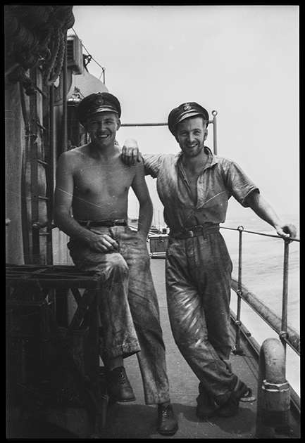 Портрет британских моряков на палубе эсминца в Тихом океане. 1945 год.