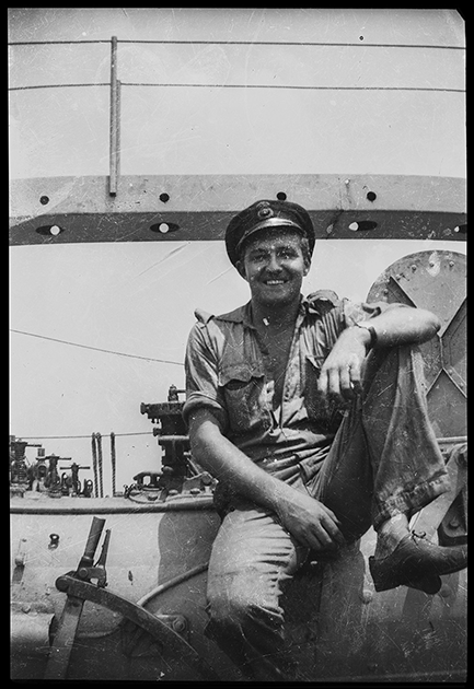 Портрет британского моряка на палубе эсминца в Тихом океане. 1945 год.