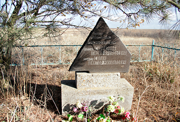 Мемориальный камень на месте убийства инкассаторов из Вилино