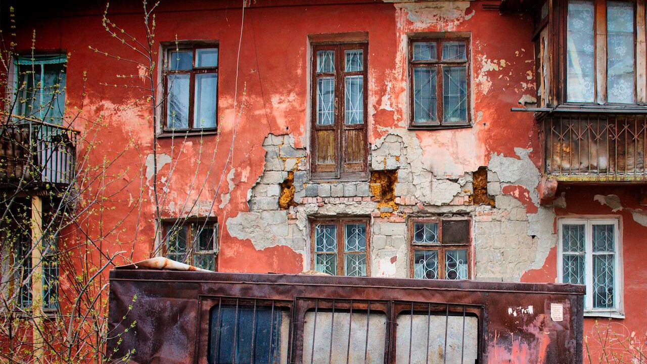 Пенсионеров в российском городе отказались расселять из аварийного дома:  Дом: Среда обитания: Lenta.ru