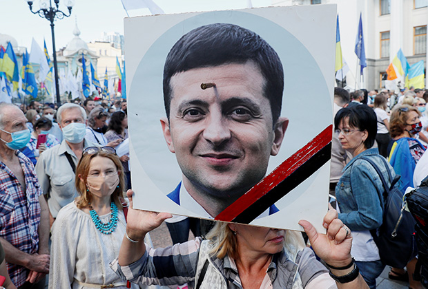 Митинг в Киеве, июль 2020 года. Люди протестуют против образовательной реформы