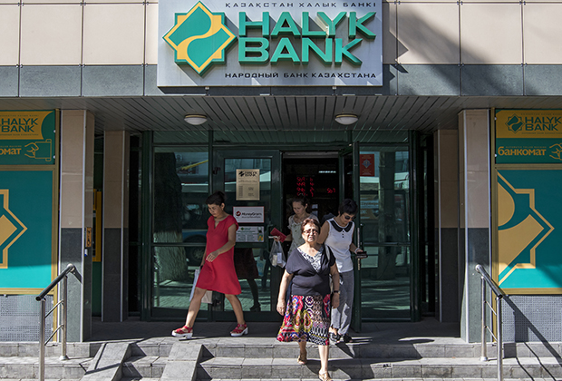Посетители у «Народного банка Казахстана» в Алма-Ате
