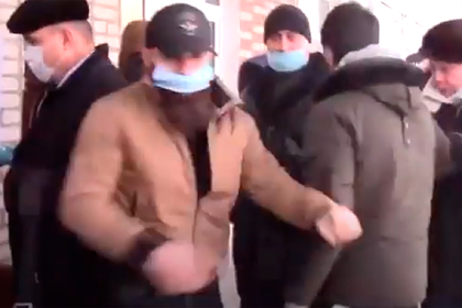 Драка депутатов с жителями российского города попала на видео