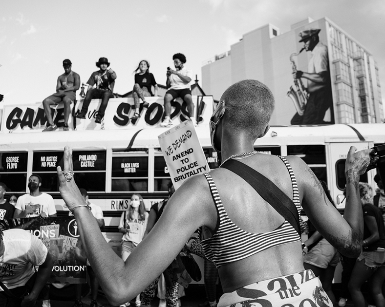 Лето 2020-го в США прошло под знаком акций протеста против полицейского насилия из-за убийств чернокожих при задержании. Демонстранты требовали справедливого наказания для сотрудников полиции, от рук которых в Миннеаполисе погиб чернокожий американец Джордж Флойд. Так возникло общественное движение Black Lives Matter («Жизни черных важны»). На снимке запечатлен эпизод митинга в столице США Вашингтоне.
