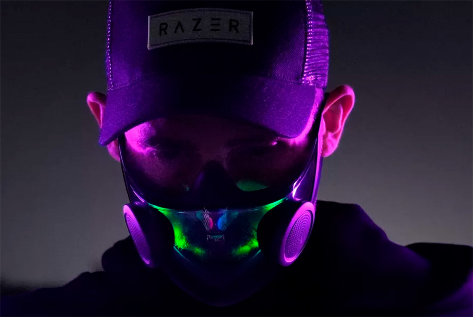 Какой гаджет для геймеров не имеет RGB-подсветки? То же самое подумали в Razer и выпустили маску Project Hazel. У нее три функции — защищать, удивлять и пугать. Во-первых, аксессуар закрывает нос и рот и имеет активные фильтры, которые очищают вдыхаемый воздух. Во-вторых, в маску встроены светодиоды, цвет, интенсивность и скорость потока которых можно регулировать через приложение. В-третьих, в Project Hazel зачем-то добавили динамики, усиливающие громкость голоса.