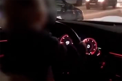 Младенец за рулем авто проехал по российскому городу и попал на видео