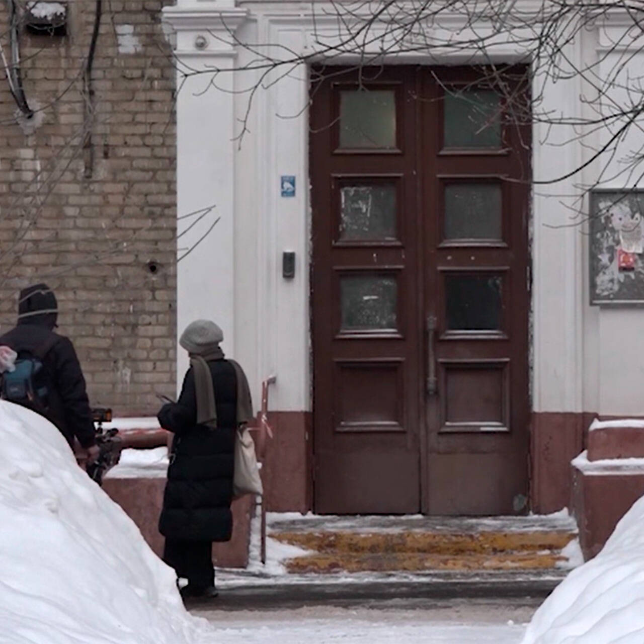 Москвичка 20 лет жила со скелетом сына в доме и вынесла труп сожителя на  помойку: Общество: Россия: Lenta.ru