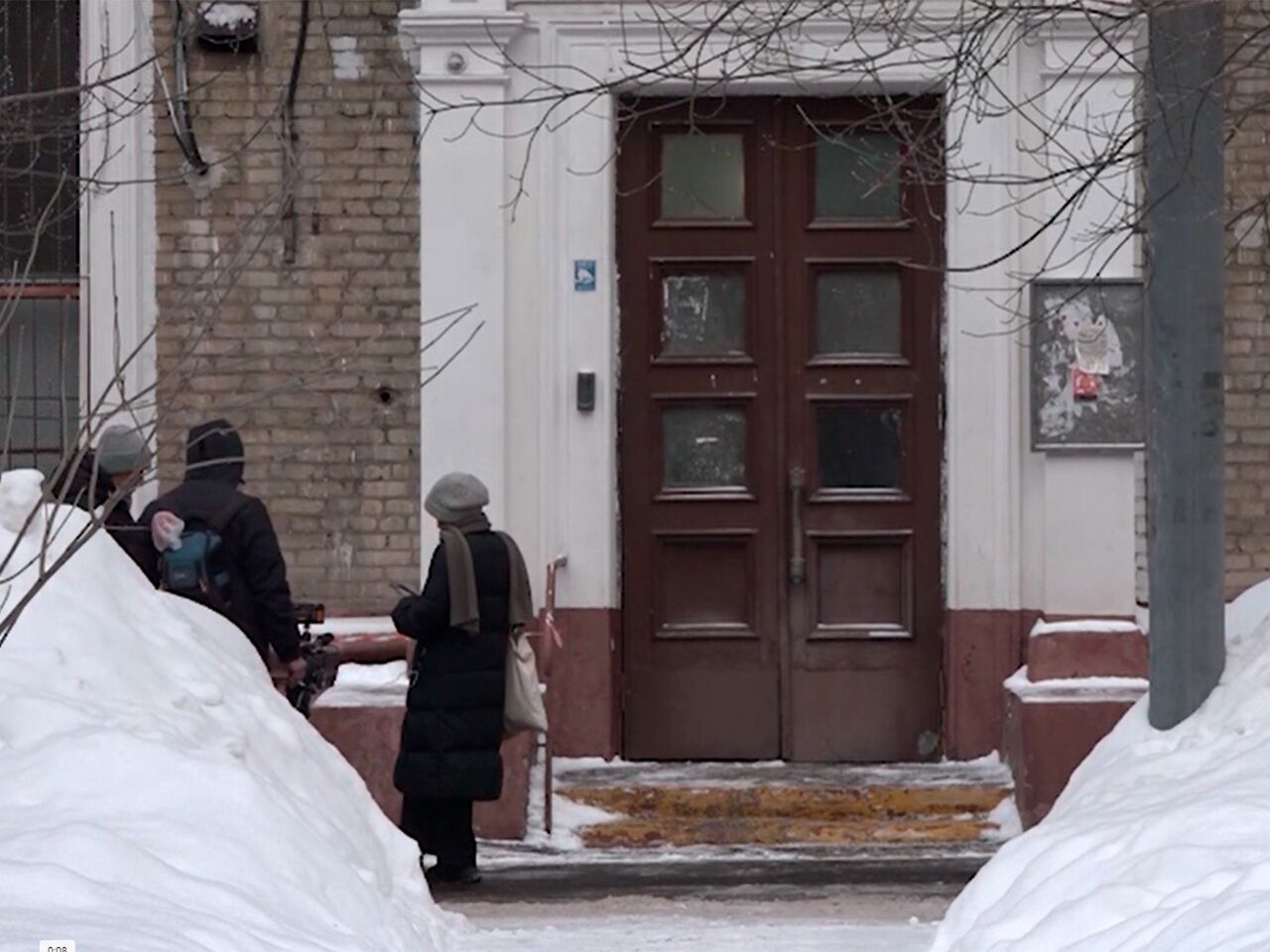 Москвичка 20 лет жила со скелетом сына в доме и вынесла труп сожителя на  помойку: Общество: Россия: Lenta.ru