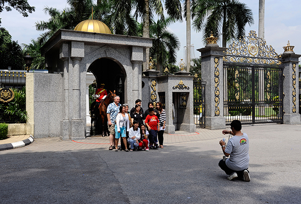 Ворота на территорию дворца Jalan Istana