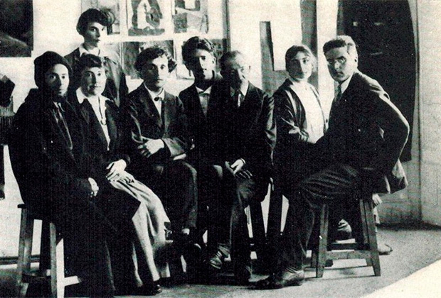 Преподаватели Народного художественного училища (слева направо): Эль Лисицкий, Вера Ермолаева, Марк Шагал, Давид Якерсон, Юдель Пэн, Нина Коган, Александр Ромм. Витебск, 26 июля 1919 года