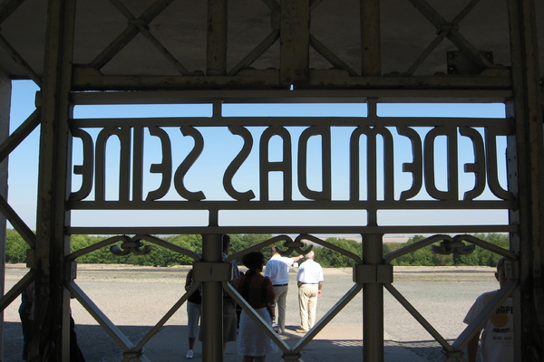 Надпись на воротах Бухенвальда «Каждому свое»