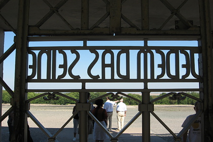 Надпись на воротах Бухенвальда «Каждому свое»