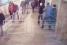 Никита Тихонов — второй справа, в синей куртке и черной шапке. Запись камеры видеонаблюдения в переходе между станциями метро «Библиотека имени Ленина» и «Боровицкая».