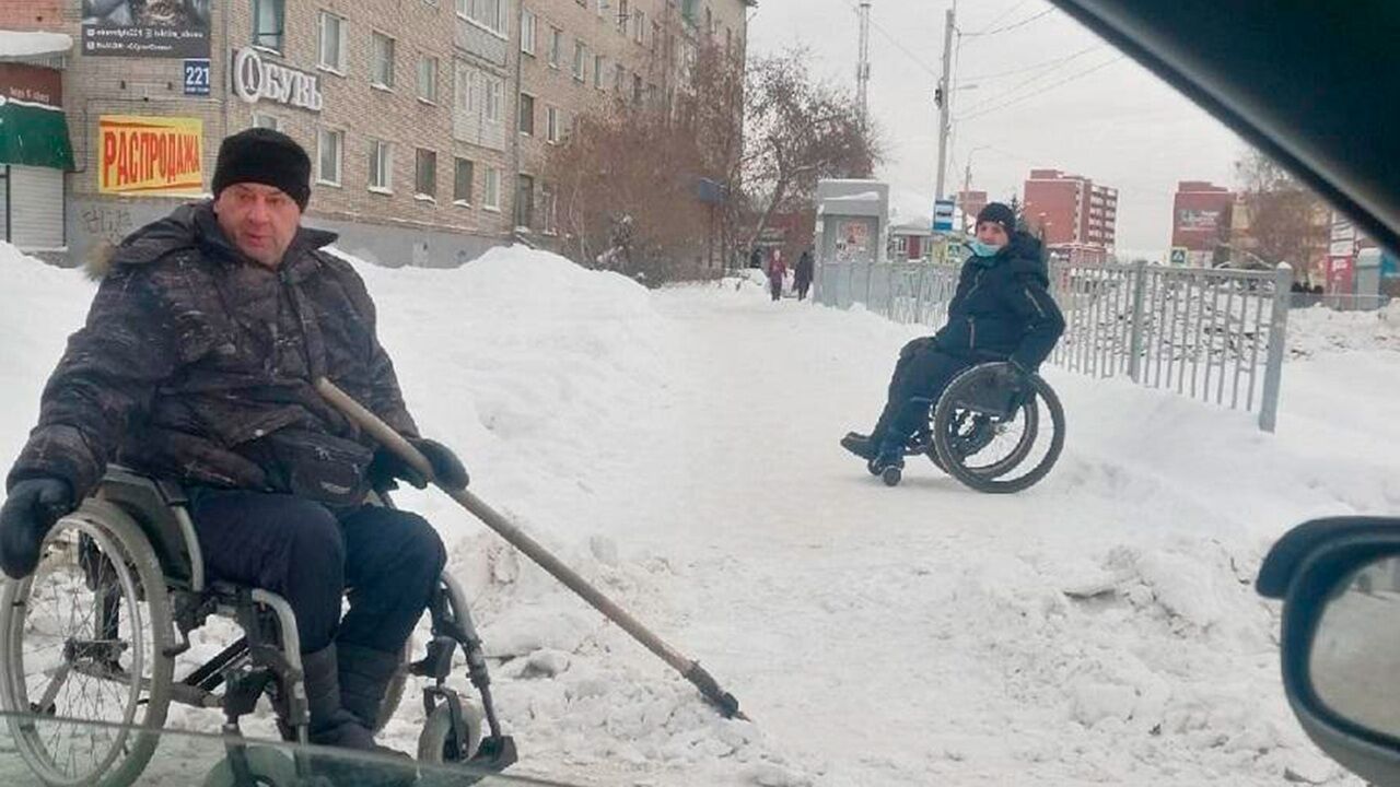 Инвалидам на колясках пришлось самим чистить снег в российском городе:  Общество: Россия: Lenta.ru