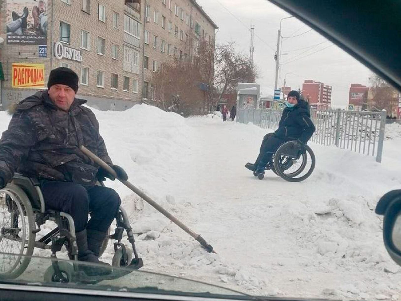 Инвалидам на колясках пришлось самим чистить снег в российском городе:  Общество: Россия: Lenta.ru